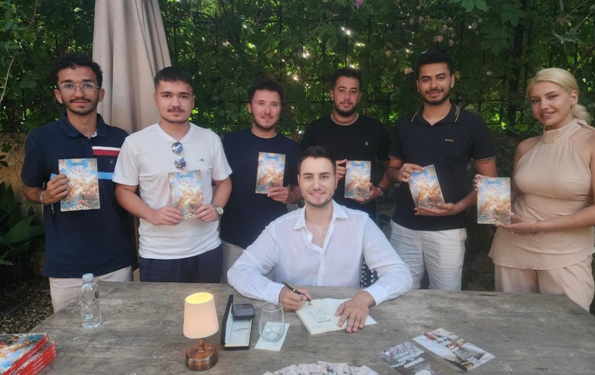 Genç Yazar Dennis Ayan, “Aşkın Sırrı” ile İzmir’de Okurlarının Kalbine Dokundu: Be Water Cafe’de Psikolojik Derinlikler Konuşuldu!